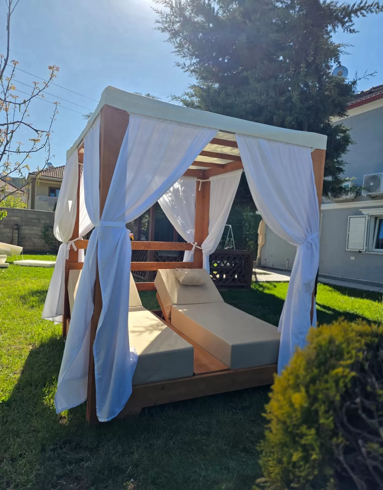 Ξύλινο Gazebo Daybed Κρεβάτι Κήπου με Υφασμάτινη Οροφή και 2 Ξαπλώστρες με Στρώματα και Κουρτίνες